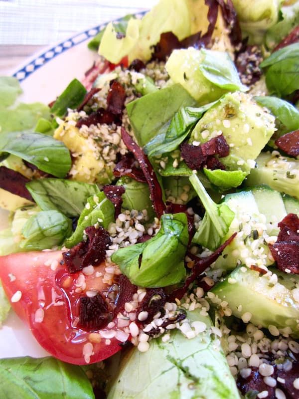 Smoky Summer Salad with Coconut Bacon Recipe - yes, vegan bacon that tastes like real bacon bits! {paleo, gluten/soy/nut free!} | veganchickpea.com