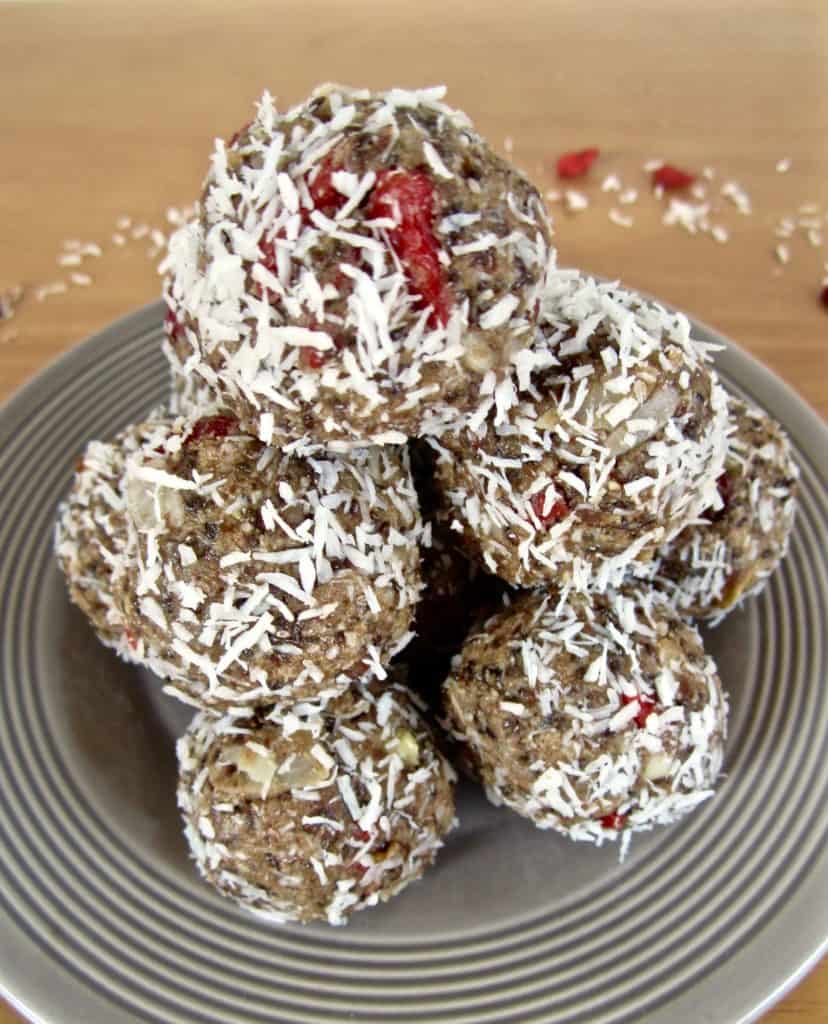 Tahini energy balls - quick & easy to make with 4 - 5 grams of protein each! vegan, gluten free, sugar free, paleo, raw option | veganchickpea.com