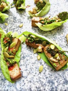 Easy Vegan Tofu Lettuce Wraps - Bake the tofu and broccolini ahead of time for an easy, delicious, 5 minute high protein lunch! | veganchickpea.com