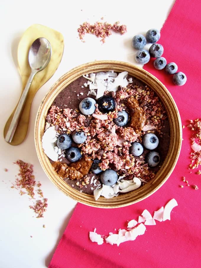 This vegan superfood guide includes a superfood list, their benefits, recipes with superfoods and how to create a delicious, healthy, customized superfood smoothie bowl! 