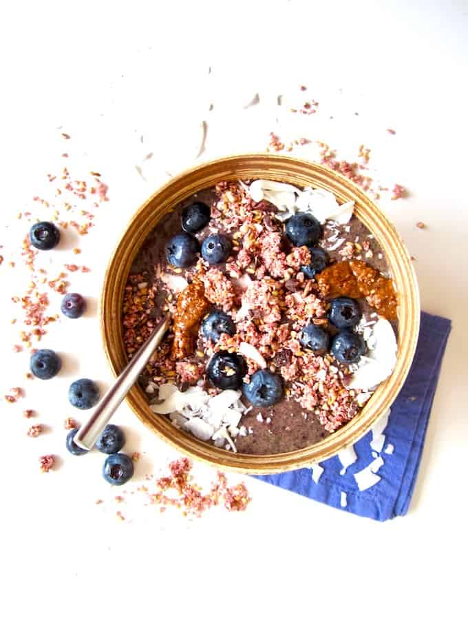 This vegan superfood guide includes a superfood list, their benefits, recipes with superfoods and how to create a delicious, healthy, customized superfood smoothie bowl! 